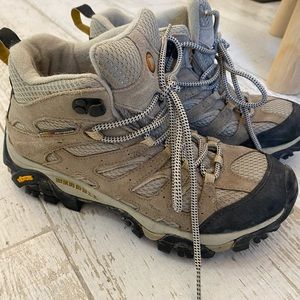 Womens Merrel Moab sz 8 like new